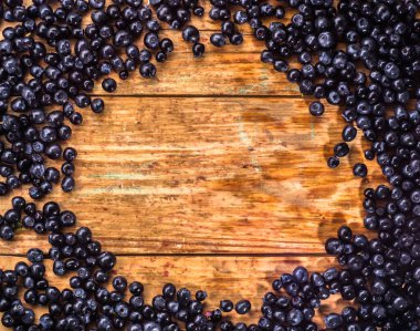 Ormanda toplanan yabanmersini ahşap arka plan, yakın plan, arka plan dokusu