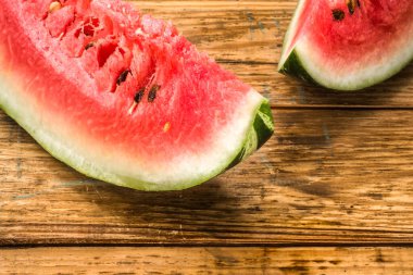 Karpuz dilimleri, arka plan. Tahta arka planda yaz meyveleri, yakın plan..