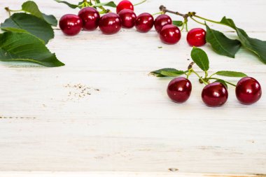 Ahşap zemin üzerinde kiraz