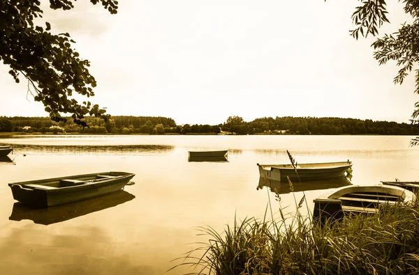 Paisaje Estilizado Vendimia Con Barcos Para Pesca Lago Orilla Foto — Foto de Stock