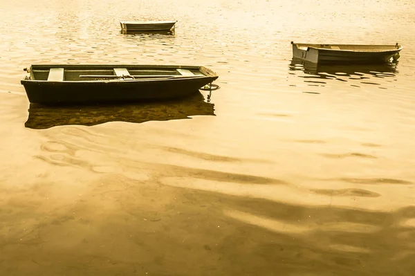 Gölde Balık Tutmak Için Eski Bir Teknenin Eski Bir Fotoğrafı — Stok fotoğraf