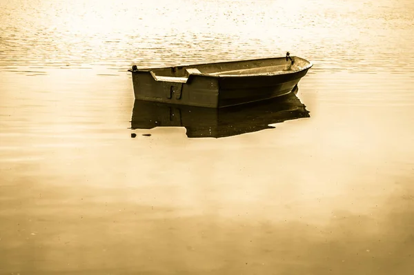 Foto Vintage Barco Viejo Para Pesca Lago Superficie Tranquila Del —  Fotos de Stock