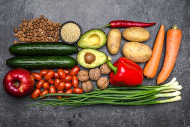 Sağlıklı yemek geçmişi. Sağlıklı vejetaryen yemekleri. Sebzeler ve meyveler siyah taşın üzerinde. Temiz vejetaryen yeme konsepti.