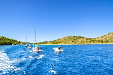 Denizde yelken açan yatlar, Hırvatistan.