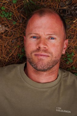 Yaz ormanında sırt çantalı bir erkek gezginin portresi..