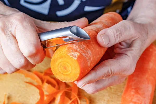 Очищення Свіжої Соковитої Моркви Від Шкірки Овочів Фруктів Жіночі Руки — стокове фото
