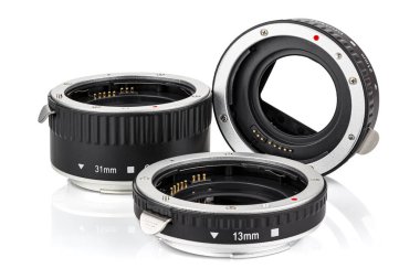 DSLR kamerasının beyaz arkaplanda izole ettiği makro fotoğrafçılık için üç eklenti tüpü seti