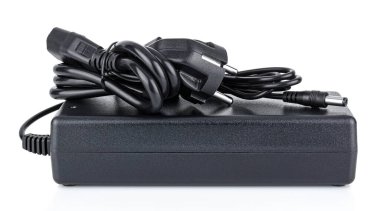 Beyaz arka planda izole edilmiş AB kablosu fiş ile siyah durumda güç arzı