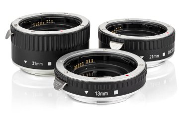 DSLR kamera için beyaz arkaplanda izole edilmiş üç makro halka