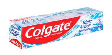 Moskova, Rusya - 27 Mart 2021: Colgate Triple Action Extra Whitening diş macunu ambalajı beyaz arka planda izole edilmiş kalsiyum ve florür. Ön taraftaki İngilizce yazıtlar