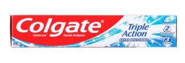 Moskova, Rusya - 27 Mart 2021: Colgate Üçlü Eylem 'in karton ambalajının ön görünümü Ön yüzünde İngilizce yazılar bulunan fazladan beyazlatılmış diş macunu