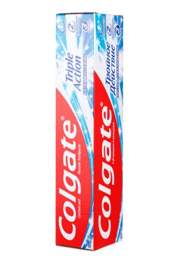 Moskova, Rusya - 26 Mart 2021: Dikey ayakta duran Colgate Üçlü Eylem Ekstra Whitening diş macunu kalsiyum ve florür karton ambalajı beyaz arka planda izole edildi