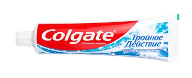 Moskova, Rusya - 26 Mart 2021: Colgate Üçlü Eylem Ekstra Beyazlatıcı diş macunu tüpü ve beyaz arka planda izole edilmiş vida kapağı