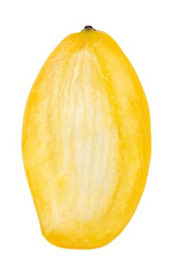 Kesilmiş olgun mangonun dikey ayakta kalan yarısı beyaz arka planda izole edilmiş.