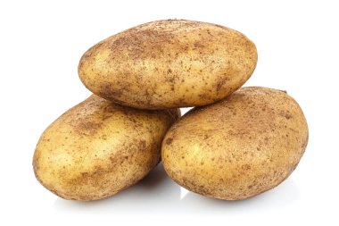 Beyaz arka planda üç yıkanmamış olgun patates.