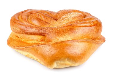 Beyaz arka planda izole edilmiş, üzerine şeker serpiştirilmiş kalp şeklinde çörekler.