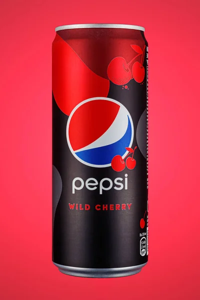 2021年4月7日 俄罗斯莫斯科 怀尔德 Pepsi Wild Cherry 身穿彩色铝装 底色为红色 百事可乐是百事可乐公司生产的新鲜碳酸饮料 — 图库照片