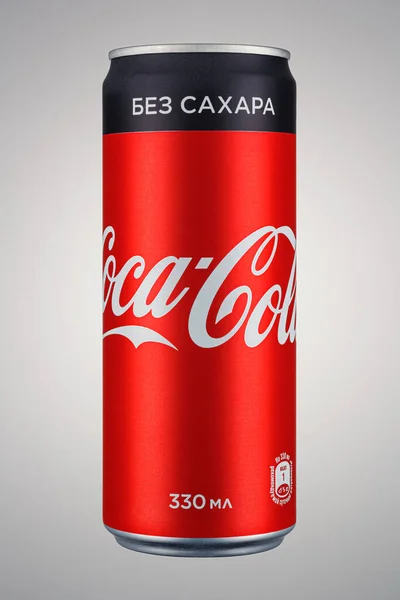 2021年4月7日 俄罗斯莫斯科 可口可乐免费提供红色铝罐 灰色背景为黑色条纹 可口可乐是世界上最受欢迎的清爽碳酸饮料 — 图库照片