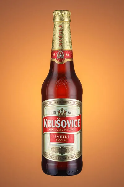 Moscú Rusia Abril 2021 Botella Vidrio Marrón Cerveza Krusovice Premium — Foto de Stock