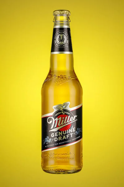 Moscú Rusia Abril 2021 Botella Vidrio Transparente Miller Genuina Cerveza — Foto de Stock