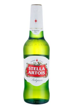 Moskova, Rusya - 06 Nisan 2021: Stella Artois premium lager bira yeşil cam şişe beyaz arka planda izole