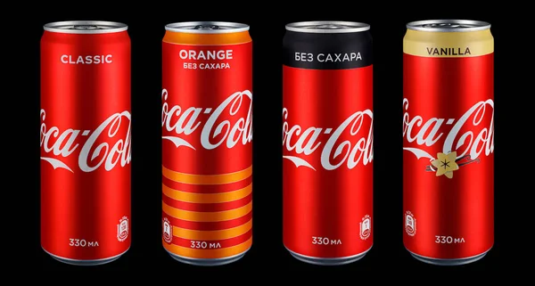 2021年4月14日 俄罗斯莫斯科 一套四个可口可乐红色铝罐 在黑色背景下连续的不同口味 可口可乐是世界上最受欢迎的清爽碳酸饮料 — 图库照片