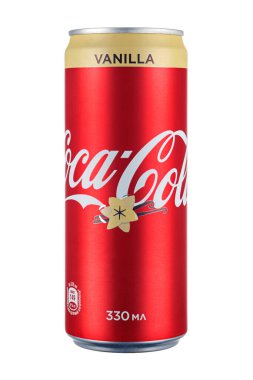 Moskova, Rusya - 07 Nisan 2021: Coca-Cola VANILLA kırmızı alüminyum kutuda bej şeritli beyaz üzerine izole edilmiş. Coca Cola popüler, ferahlatıcı, gazlı bir içecek.