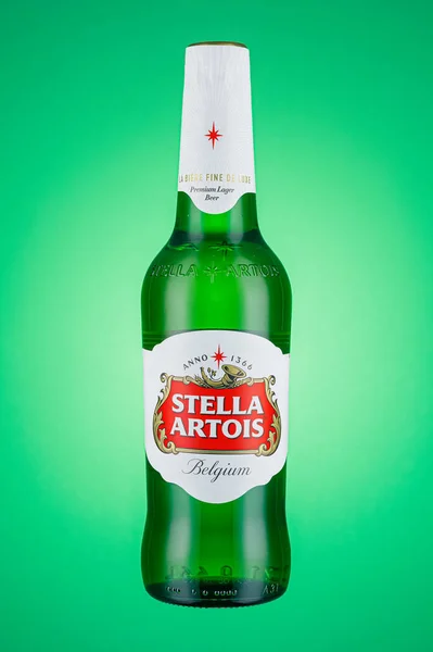 Moscú Rusia Abril 2021 Botella Vidrio Verde Cerveza Stella Artois — Foto de Stock