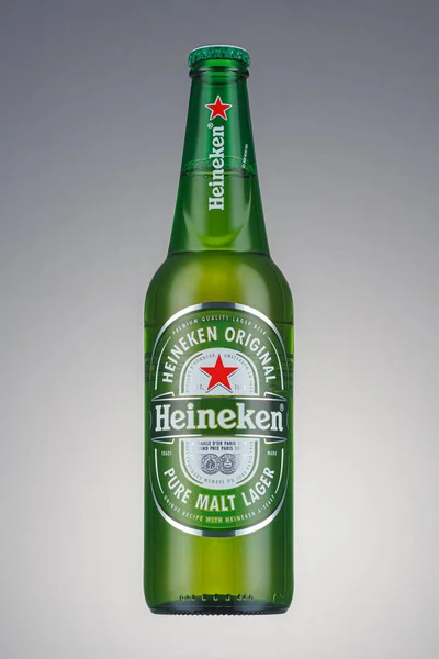 Moskva Rusko Dubna 2021 Heineken Originální Čisté Sladové Pivo Zelené Stock Fotografie