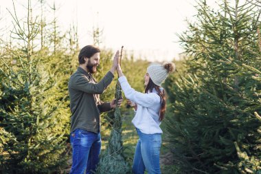 Güzel görünümlü, güler yüzlü, genç kravatlı güzel bir Noel ağacı ve çak bir beşlik..