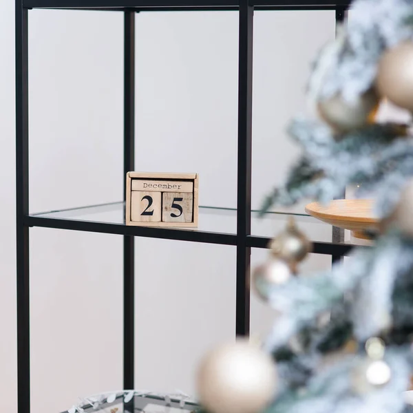Calendário de blocos de madeira com a data de 25 de dezembro no fundo bokeh luzes de Natal. — Fotografia de Stock