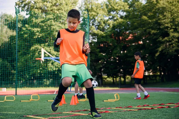 Giocatori di calcio per bambini durante l'allenamento di squadra prima di una partita importante. Esercizi per la squadra di calcio giovanile. — Foto Stock