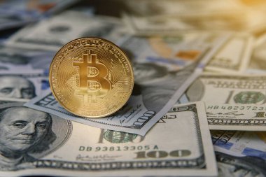 USD banknotlarındaki bitcoin 100 dolar. Sanal para yatırımı. Kripto para birimi iş konsepti.