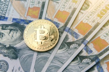USD banknotlarındaki bitcoin 100 dolar. Sanal para yatırımı. Kripto para birimi iş konsepti.