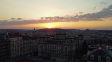 Günbatımında Prag 'ın üstündeki hava manzarası. Yüksek şehir manzarası, eski şehrin üzerinde uçan insansız hava aracı.