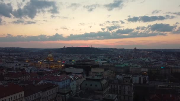 日落时，布拉格上空的空中风景。从高耸的无人驾驶飞机在古城上空飞驰而过的风景如画的城市景观. — 图库视频影像