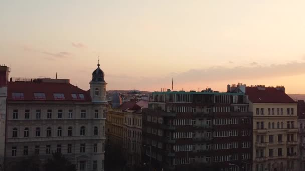 Luchtfoto boven Praag bij zonsondergang. Schilderachtige stadsgezicht van hoge, drone vliegen boven de oude stad stadsgezicht. — Stockvideo