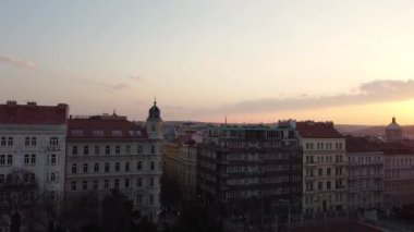 Günbatımında Prag 'ın üstündeki hava manzarası. Yüksek şehir manzarası, eski şehrin üzerinde uçan insansız hava aracı.