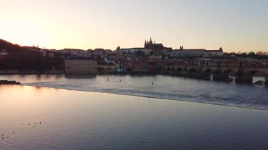Prag Eski Şehir Mimarisi 'nin ve Vltava Nehri üzerindeki Charles Köprüsü' nün günbatımında havadan görünüşü. Prag 'ın Eski Kenti, Çek Cumhuriyeti.
