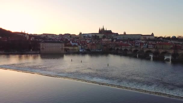 Vista aérea de la arquitectura del casco antiguo de Praga y el puente de Carlos sobre el río Moldava al atardecer. Ciudad Vieja de Praga, República Checa. — Vídeo de stock