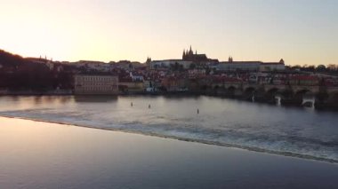 Prag Eski Şehir Mimarisi 'nin ve Vltava Nehri üzerindeki Charles Köprüsü' nün günbatımında havadan görünüşü. Prag 'ın Eski Kenti, Çek Cumhuriyeti.