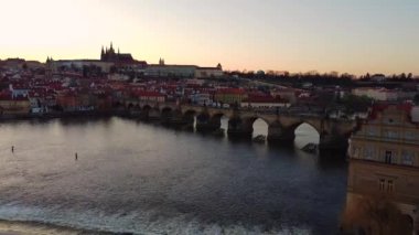 Prag Eski Şehir Mimarisi 'nin ve Vltava Nehri üzerindeki Charles Köprüsü' nün günbatımında havadan görünüşü. Prag 'ın Eski Kenti, Çek Cumhuriyeti.