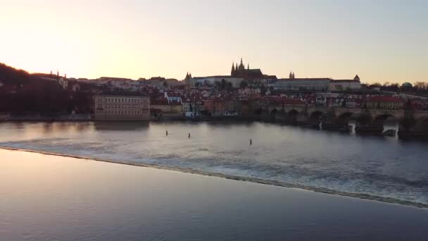 Vista aérea da arquitetura da Cidade Velha de Praga e da Ponte Charles sobre o rio Vltava ao pôr do sol. Cidade Velha de Praga, República Checa. — Vídeo de Stock