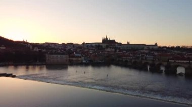 Prag Eski Şehir Mimarisi 'nin ve Vltava Nehri üzerindeki Charles Köprüsü' nün günbatımında havadan görünüşü. Prag 'ın Eski Kenti, Çek Cumhuriyeti.