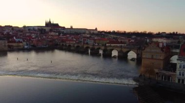 Prag Eski Şehir Mimarisi 'nin ve Vltava Nehri üzerindeki Charles Köprüsü' nün günbatımında havadan görünüşü. Prag 'ın Eski Kenti, Çek Cumhuriyeti.