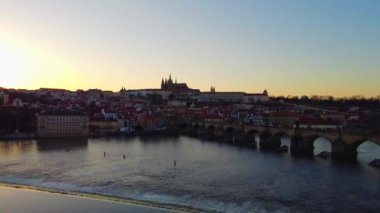 Prag Eski Şehir Mimarisi 'nin ve Vltava Nehri üzerindeki Charles Köprüsü' nün günbatımında havadan görünüşü. Prag 'ın Eski Kenti, Çek Cumhuriyeti.