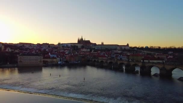 Luchtfoto van Praag Oude Stad architectuur en Karelsbrug over de Vltava rivier bij zonsondergang. Oude binnenstad van Praag, Tsjechië. — Stockvideo