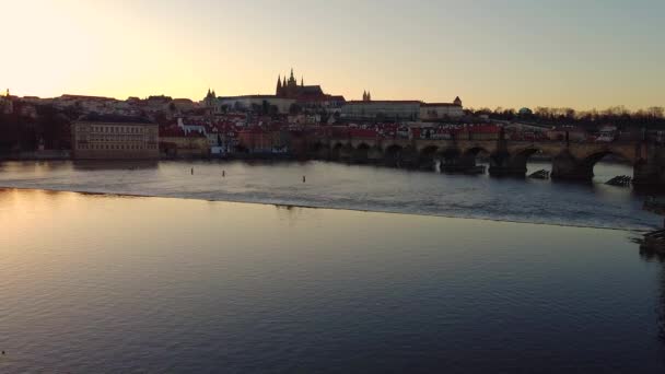 Prag Eski Şehir Mimarisi 'nin ve Vltava Nehri üzerindeki Charles Köprüsü' nün günbatımında havadan görünüşü. Prag 'ın Eski Kenti, Çek Cumhuriyeti. — Stok video