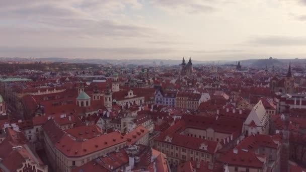 Letecký výhled nad Prahou při západu slunce. Malebná městská krajina z výšky, dron létající nad starým městem. — Stock video