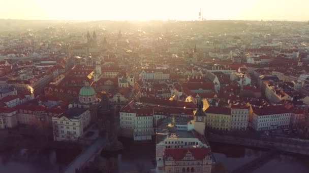 Flygfoto över Prag vid solnedgången. pittoreska stadsbilden från hög, drönare flyger ovanför gamla stan stadsbild. — Stockvideo